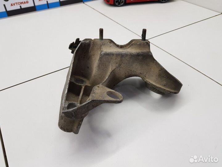 Кронштейн опоры двигателя правый (Audi A4)