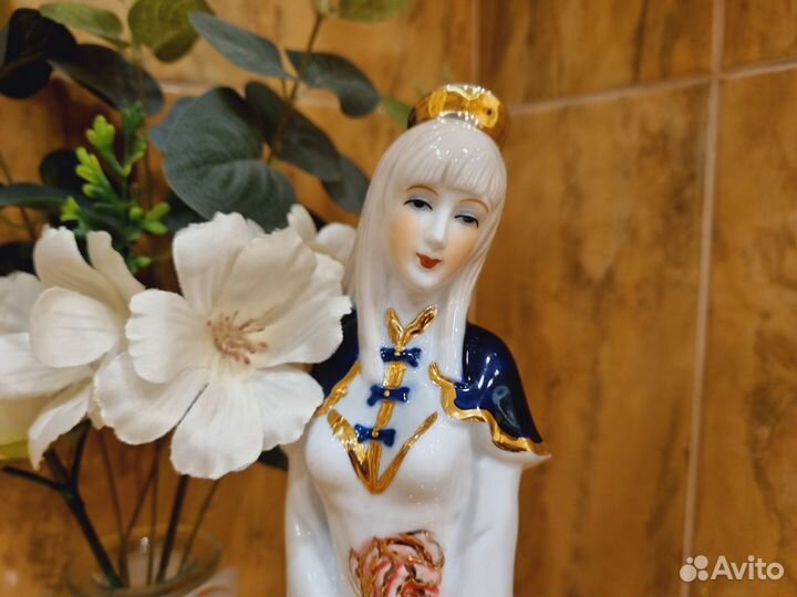 Статуэтка фарфоровая Дама 29 см