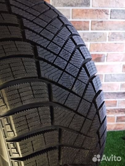 Pirelli Ice Zero FR 215/65 R17 103T