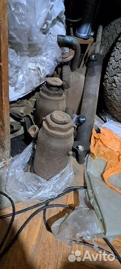 Старый домкрат гидравлический бутылочный