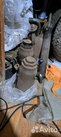 Старый домкрат гидравлический бутылочный