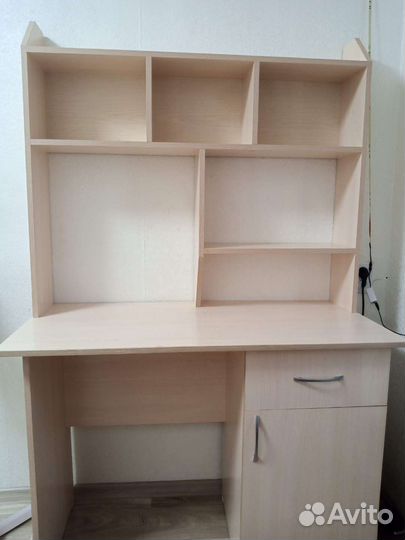 Письменный стол с полками
