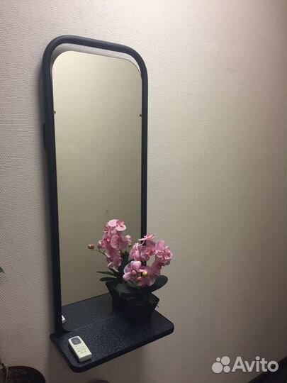 Зеркало в металлической рамке