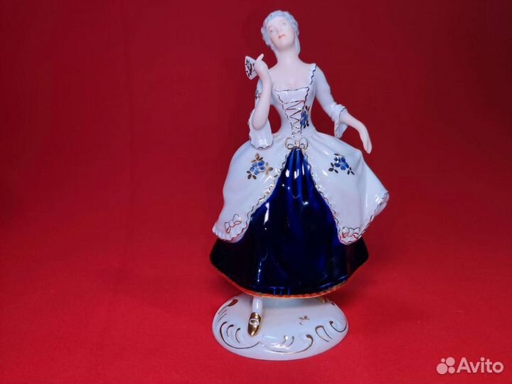 Статуэтка фарфоровая 