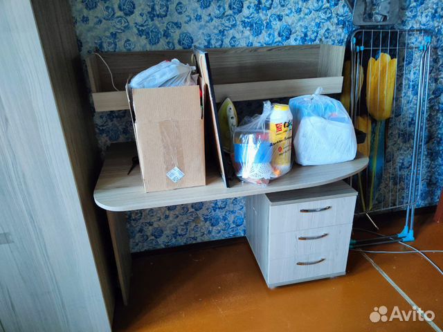 Рабочий стол и полка навесная