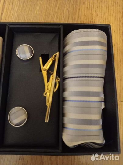 Набор из галстука, запонок, зажима, платочка