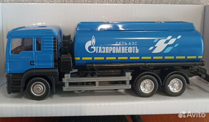 Игрушечная машина бензовоз