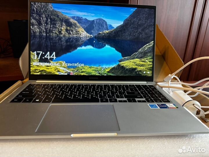 Ноутбук новый Samsung Galaxy Book NP750 Silver