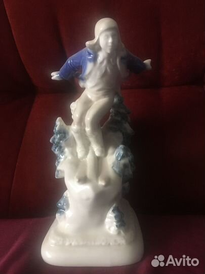 Фарфоровый лыжник