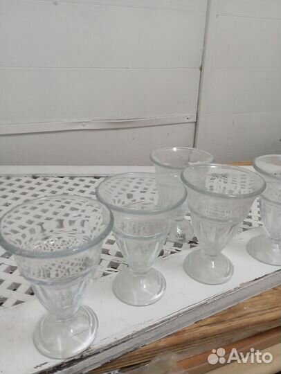 Стаканы, посуда, салфетки