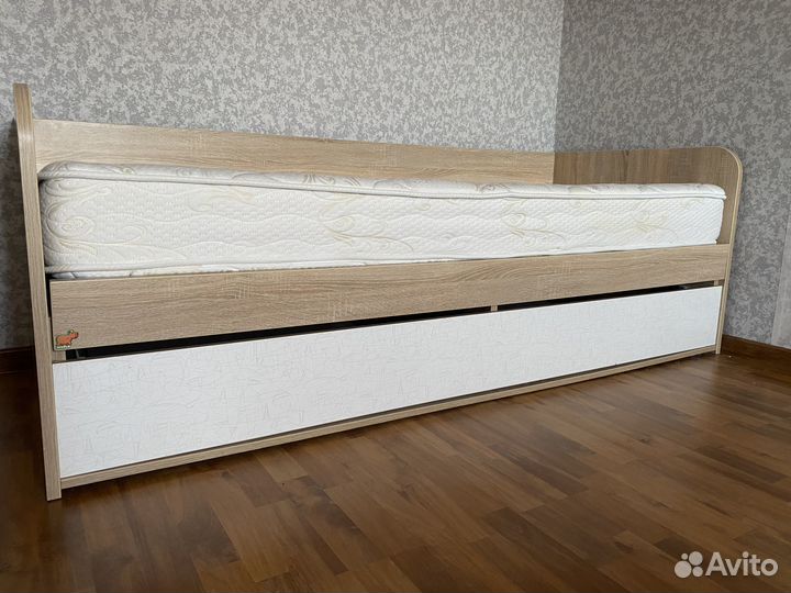 Кровать односпальная с ортопедическим матрасом