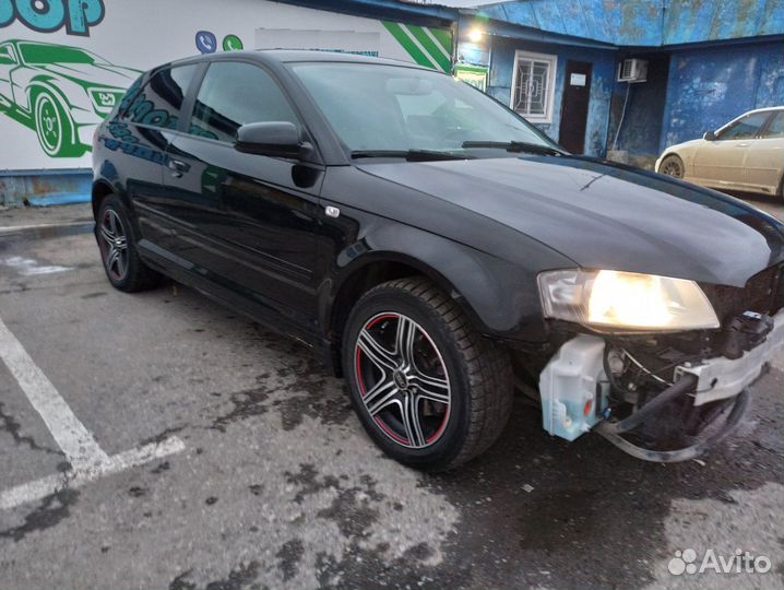 Направляющая скоба правая Audi A3 8P3857825 Отличн