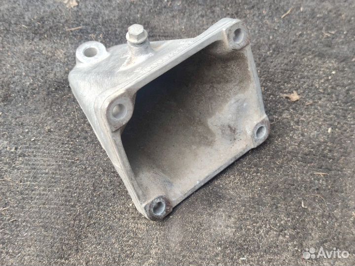 Кронштейн опоры двигателя Mercedes M111 OM611 604