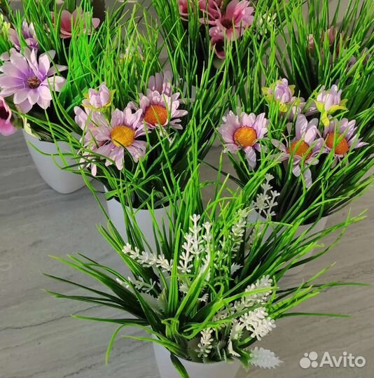 Искусственные цветы в стаканчиках