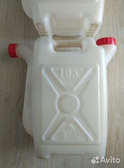 Канистра пластмассовая 10 литров б/у