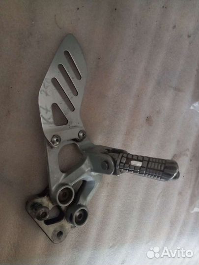 Кронштейн передний левый Suzuki gsxr 600-750 K6-K7