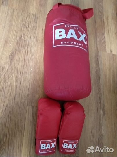 Боксерские перчатки и груша