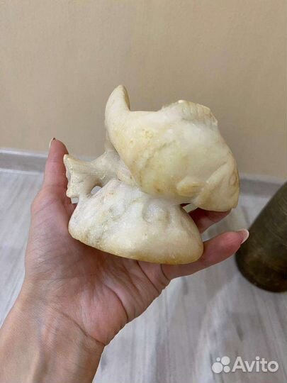 Мраморная статуэтка рыба