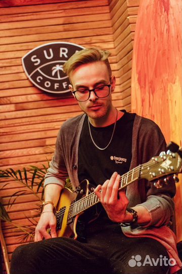 Учитель игры на гитаре