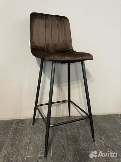 Барный стул bommy коричневый велюр черное основани