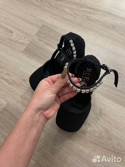 Туфли чёрные,женские,на большом каблуке