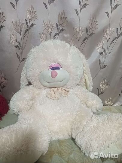 Большой плюшевый заяц