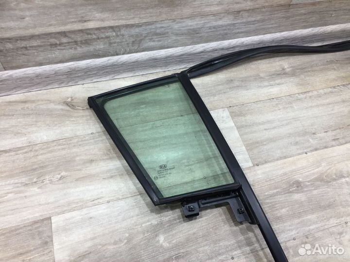 Стекло заднее правое (в дверь глухое) Sportage 3