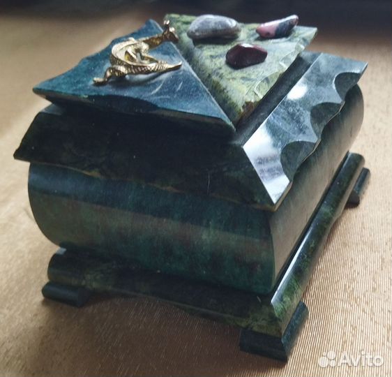 Шкатулки малахитовая и декоративные