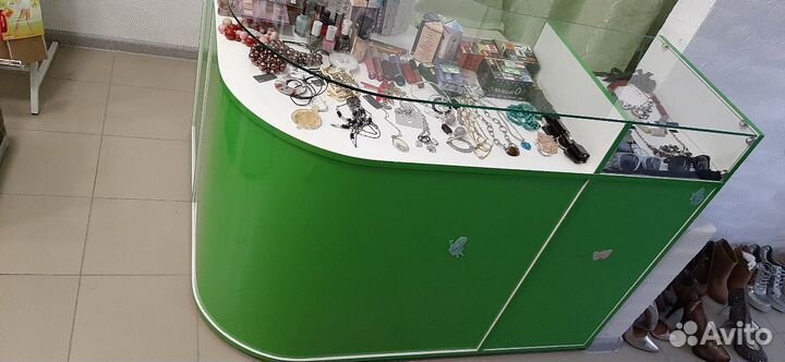 Стол угловой закруглённый (витрина)