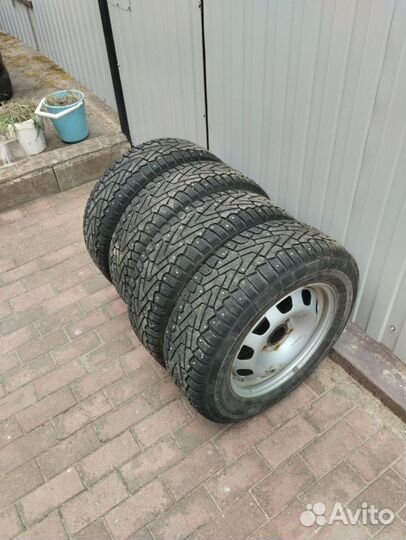 Pirelli Ice Zero 215/65 R16