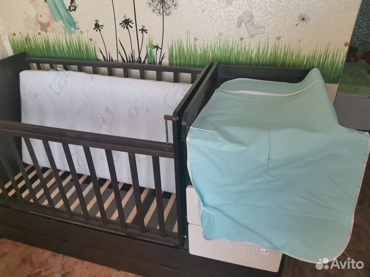 Детская кроватка с маятником и ящиком