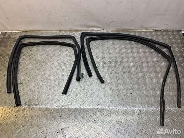 Уплотнитель стекла Nissan Qashqai J10 MR20DE 2007