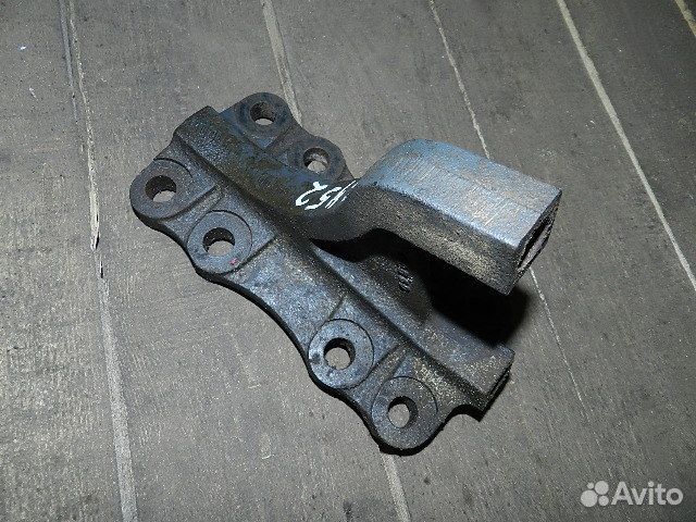 Кронштейн реактивной V образной тяги лев./прав. Me