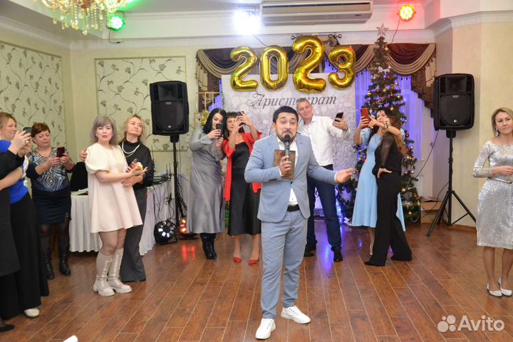 Ведущий Руслан Махмудов - Фото - Моментальное