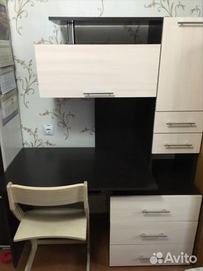 Компьютерный стол с ящиками