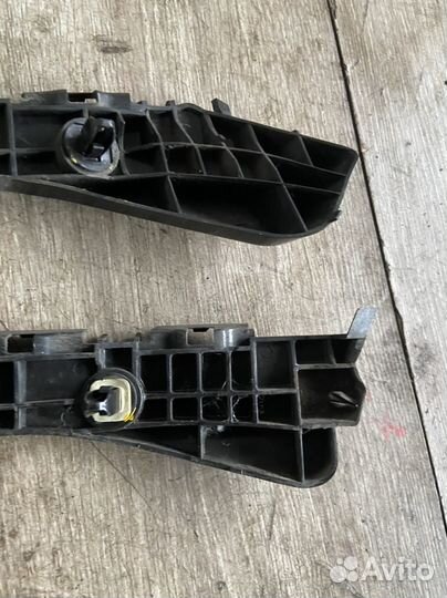 Крепление заднего бампера правое Toyota Auris E150