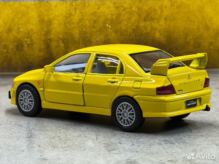 Моделька mitsubishi lancer evo 7 1/36 kinsmart