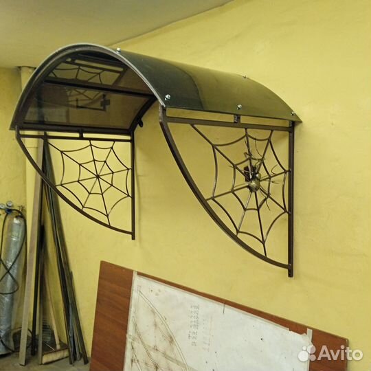 Козырек над дверью