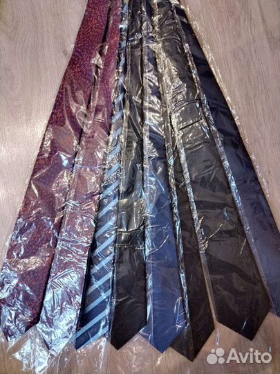 Галстук новый шелковый