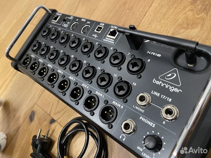 Цифровой микшерный пульт behringer XAir XR18