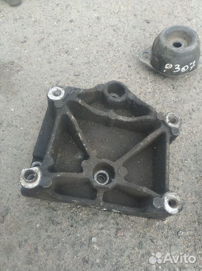 Кронштейн Пежо 307
