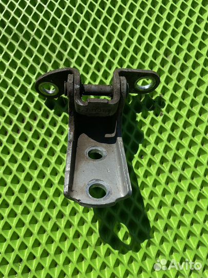 Задняя правая петля двери тойота авенсис 2 250