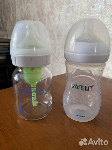 Бутылочки для кормления и ершик для мытья