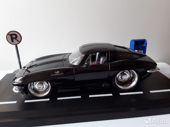 Модель в масштабе Chevrolet Corvette