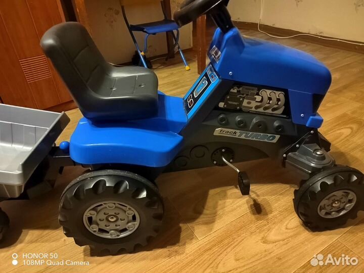 Синий трактор с прицепом