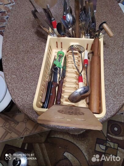 Сушилка для посуды с кухонными принадлежностями