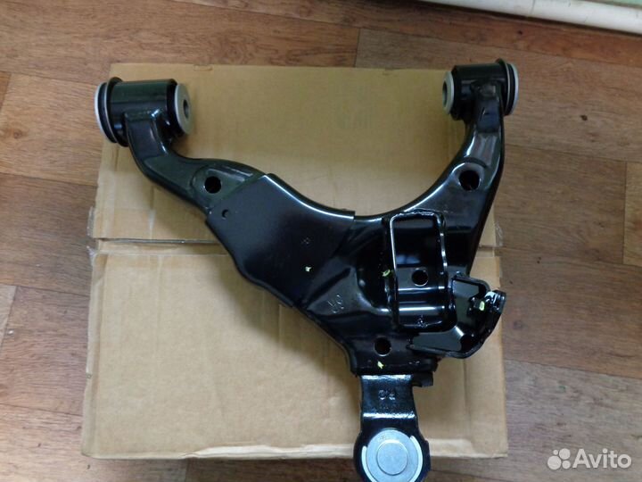 Рычаг передний нижний правый Тойота Ленд Крузер150