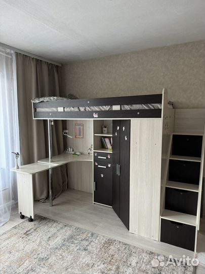 Детская кровать чердак со столом и шкафом