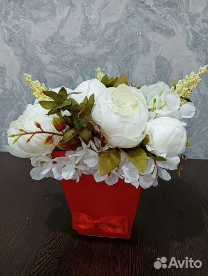 Композиция из искусственных цветов