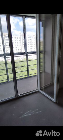 Окно и дверь на балкон